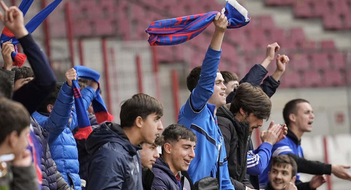 Aficionados del Amorebieta animan al equipo en el último choque en Urritxe./Marieli Oviedo