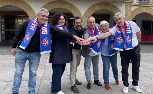 Jon Larrea, presidente del club,  junto al alcalde y representantes del municipio. SD Amorebieta