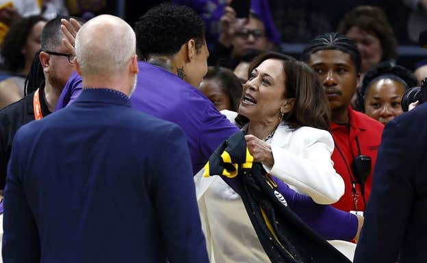 La jugadora de las Mercury Phoenix Britney Griner abraza a la vicepresidenta Kamala Harris.  GETTY