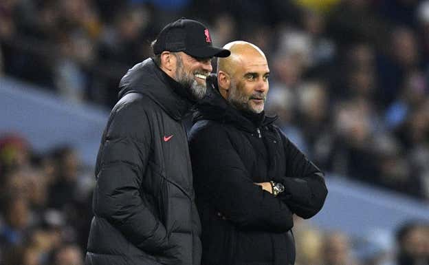 Guardiola y Klopp ríen durante un encuentro. AFP