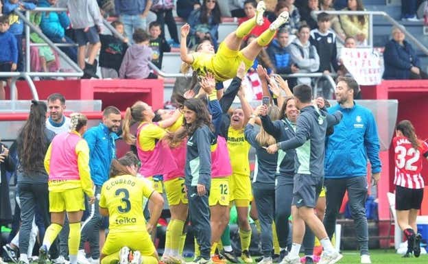 Las jugadoras del Villarreal celebran la salvación en Lezama.  LALIGA