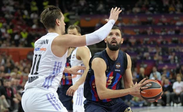 Mario Hezonja frena a Mirotic. Efe