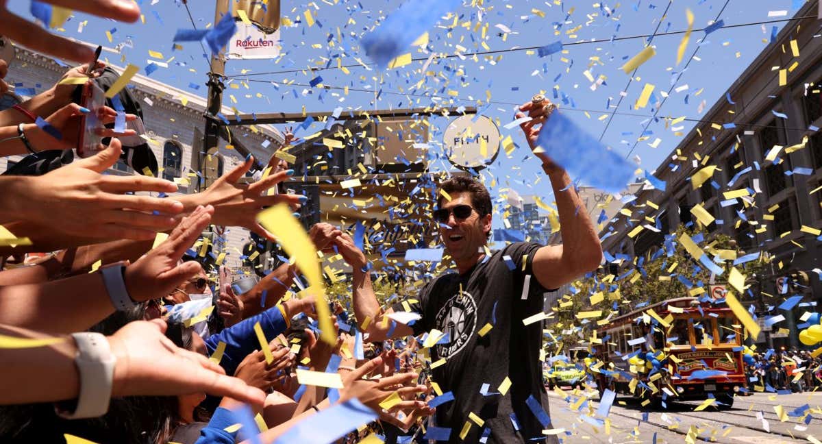 Bob Myers celebra un anillo de los Warriors./GETTY