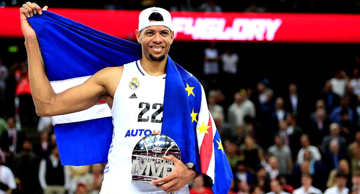 Edy Tavares posa con el trofeo de MVP de la Final Four 2023. /GETTY IMAGES