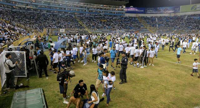 Tragedia en El Salvador: fallecen 12 personas en un estadio a causa de una estampida
