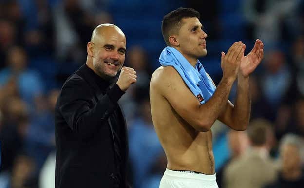 Guardiola y Rodrigo celebran el pase a la final de la Champions. REUTERS
