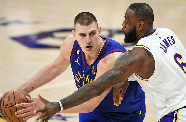 Jokic sigue los pasos de Antetokounmpo camino al anillo