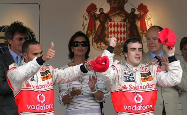 Fernando Alonso y Lewis Hamilton, en el podio del GP de Mónaco 2007.  AFP
