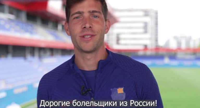 Sergi Roberto se dirige a los aficionados rusos del Barça.