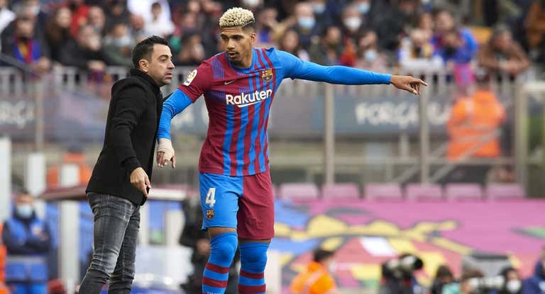 Xavi, junto a Ronald Araujo durante un partido.