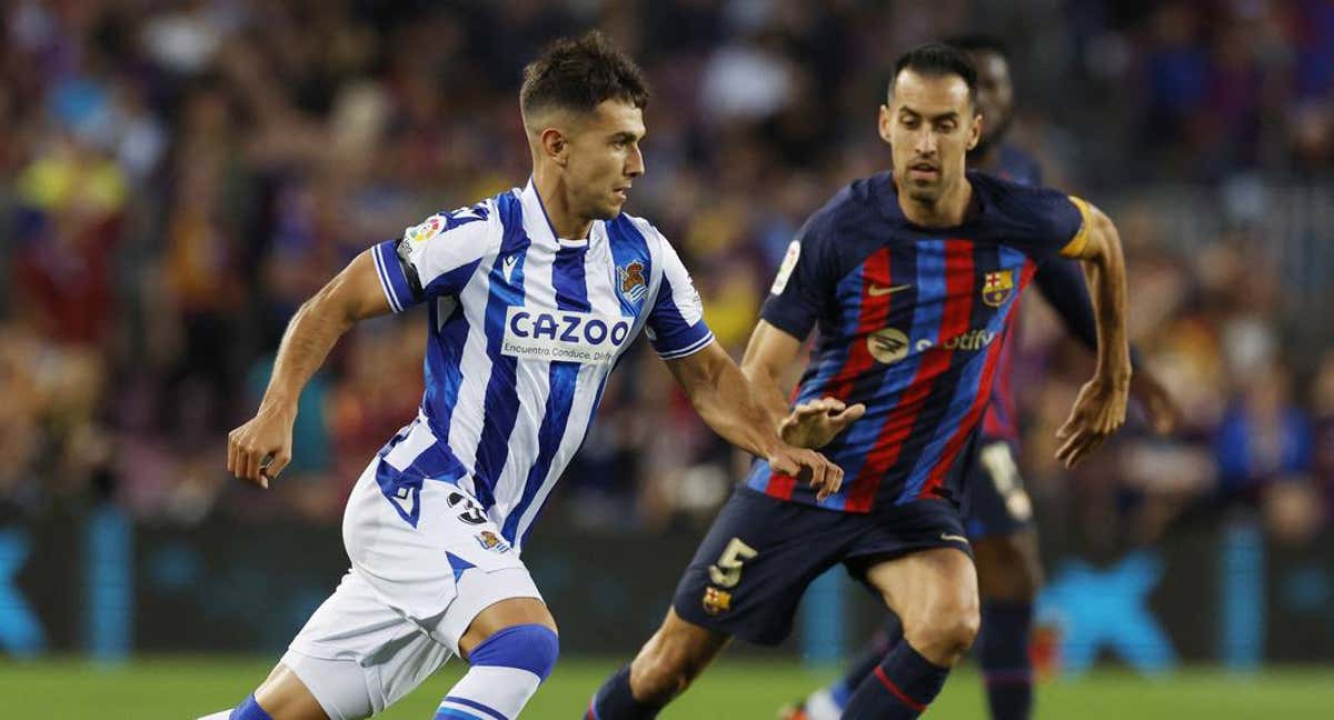 Zubimendi, junto a Busquets, en el encuentro jugado en el Camp Nou./Reuters