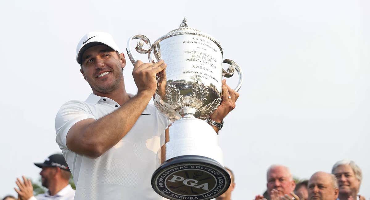 Brooks Koepka, ayer, con el trofeo. /EFE