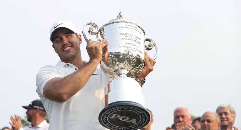 Brooks Koepka, ayer, con el trofeo.