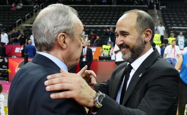 Florentino Pérez saluda a Chus Mateo tras ganar la Euroliga 2023.  EFE