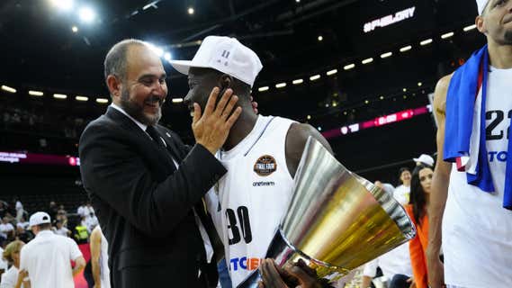 Chus Mateo, con Ndiaye, tras ganar la Euroliga 2023. /EFE