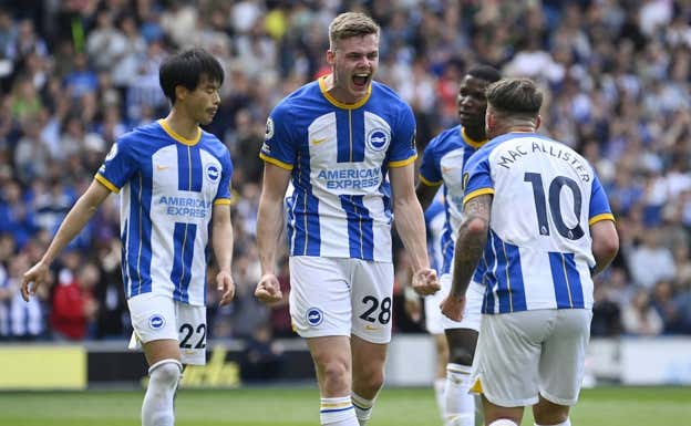 MacAllister y Ferguson celebran un gol del Brighton. REUTERS