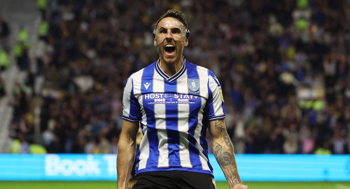 Lee Gregory celebra un gol con su máscara.