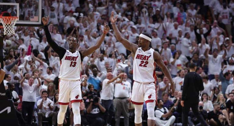 Jimmy Butler y Bam Adebayo celebran una canasta.