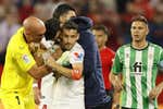 La dura entrada de Miranda a Navas que encendió el derbi y un perdón a regañadientes