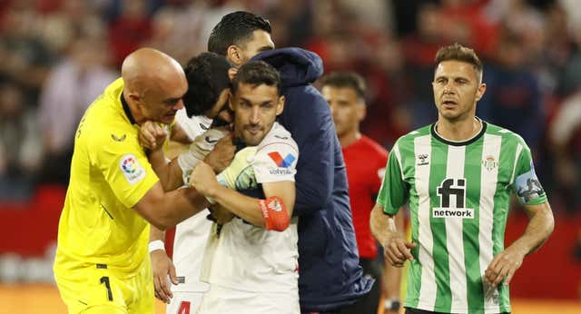 La dura entrada de Miranda a Navas que encendió el derbi y un perdón a regañadientes