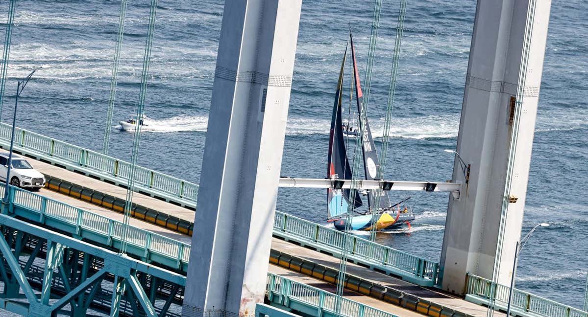 El Malizia pasa por debajo del puente de Newport. /SAILING ENERGY