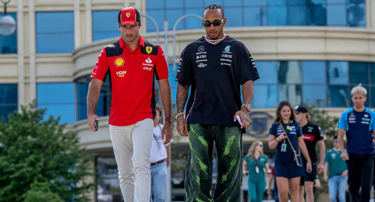 Carlos Sainz y Lewis Hamilton, antes de un Gran Premio esta temporada. /Reuters