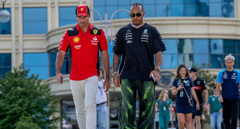 Carlos Sainz y Lewis Hamilton, antes de un Gran Premio esta temporada.