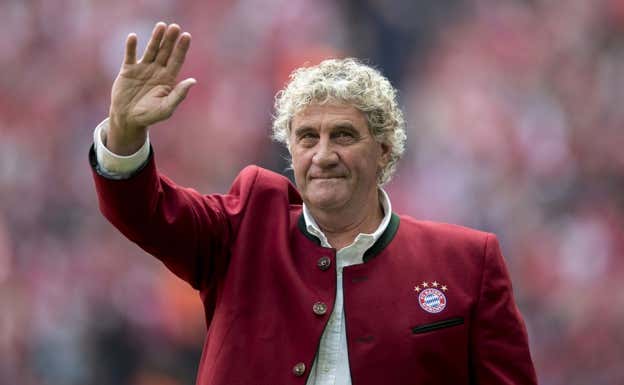 Pfaff saluda a los aficionados del Bayern de Múnich en 2017.  GETTY
