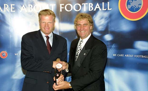 Pfaff, a la derecha de la imagen, con el portero alemán Oliver Kahn en el año 2001.  AFP