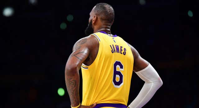 LeBron James cede su corona por primera vez y deja abierta su retirada