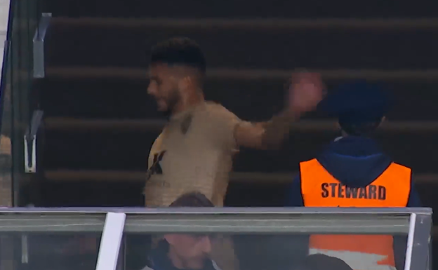 Suárez da una patada al banquillo tras su expulsión.