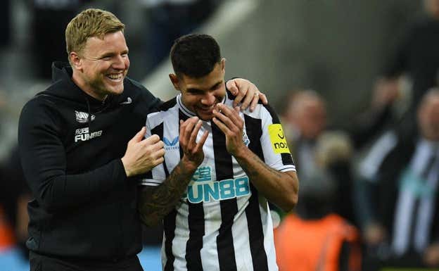 Eddie Howe y Bruno Guimaraes, del Newcstle. REUTERS