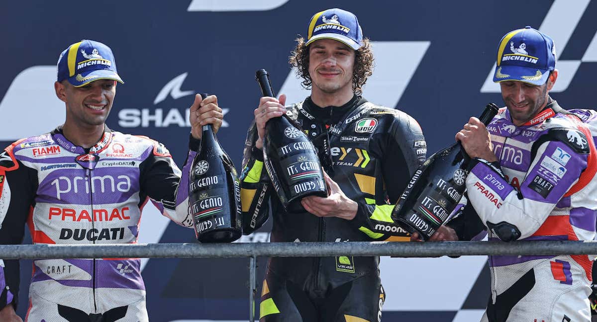 Martin, Bezzecchi y Zarco, en el podio de Le Mans. /Getty