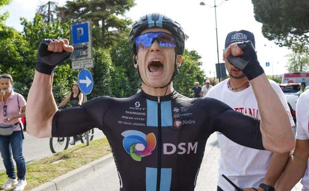 Alberto Dainese celebra su victoria en Caorle.  TEAM DSM