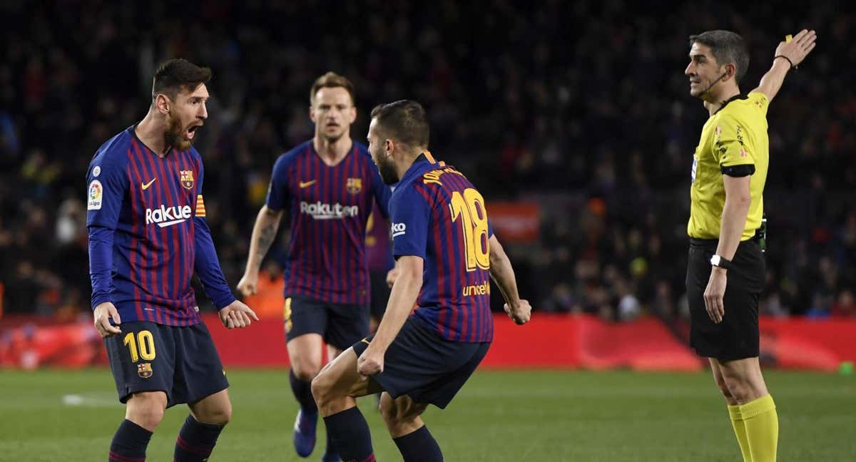 Alba y Messi celebrando un gol.