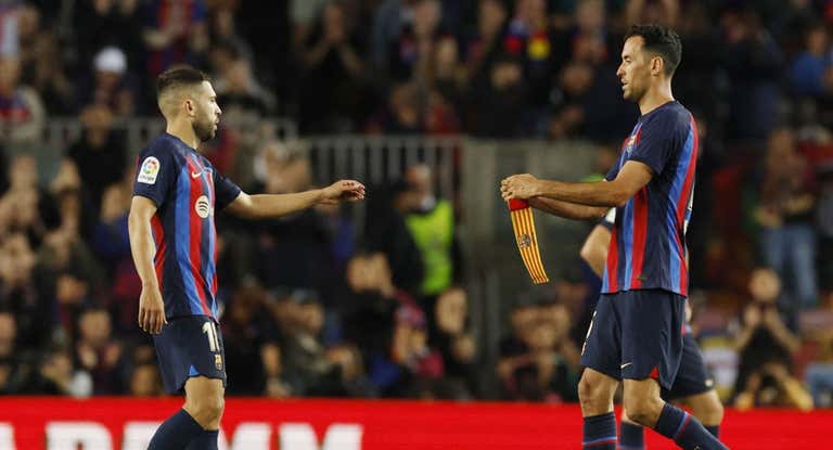 Busquets le entrega el brazalete de capitán a Jordi Alba.