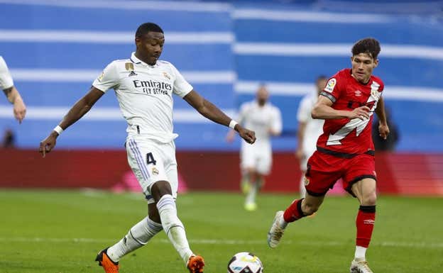 Fran García, junto a Alaba en el Bernabéu.  EFE