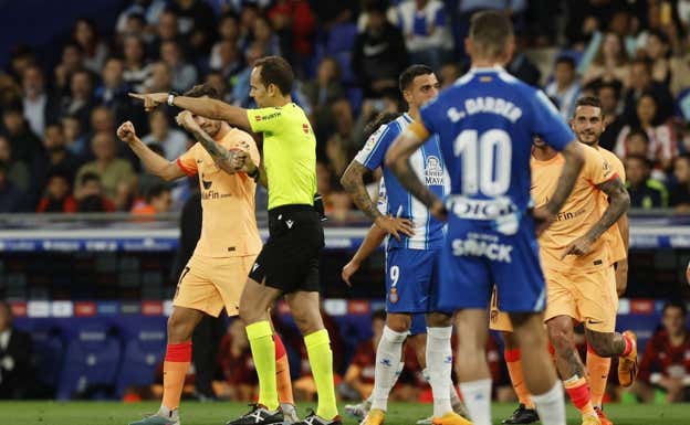 Melero López dio validez al gol de Griezmann (0-2) tras la revisión del VAR.  REUTERS