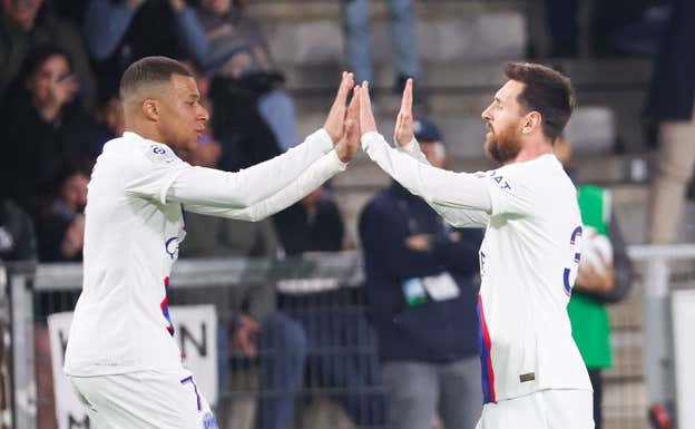 Mbappé y Messi celebran un gol.  @PSG