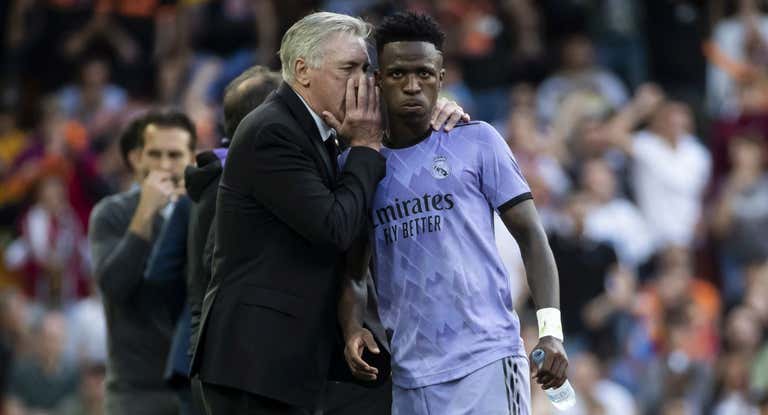 Ancelotti habla con Vinicius en Mestalla en mitad de toda la polémica.