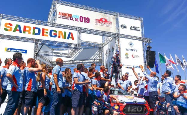 Dani Sordo celebra su segunda victoria en el Mundial, la primera con Hyundai, en el Rally de Cerdeña 2019.  Hyundai Motorsport