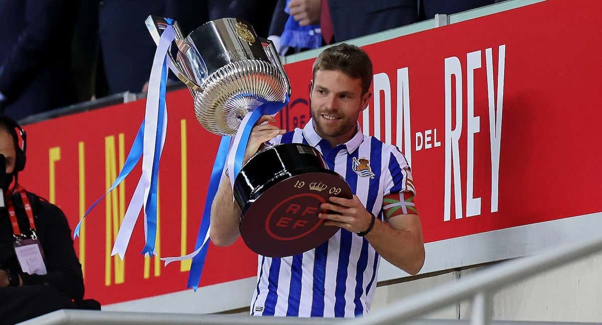 Asier Illarramendi recogiendo la Copa del Rey el 3 de abril de 2021 /GETTY IMAGES