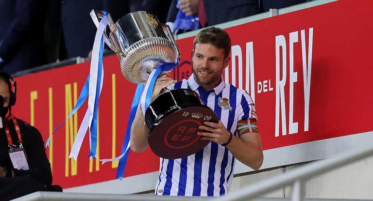 Asier Illarramendi recogiendo la Copa del Rey el 3 de abril de 2021