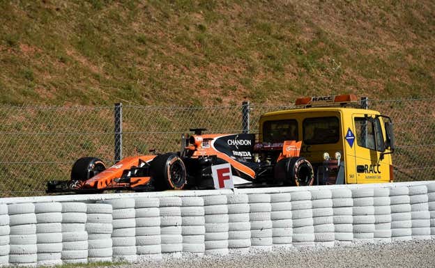El McLaren-Honda de Fernando Alonso en 2017, sobre una grúa durante el GP de España de F1  AFP