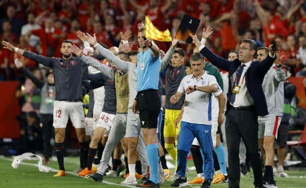 Mendilibar y el banquillo del Sevilla, antes de clasificarse para la final de la Europa League.