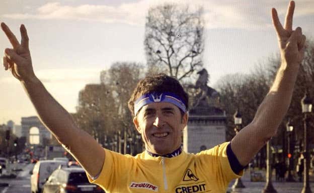 Perico Delgado celebra su victoria en el Tour de 1988.  Archivo