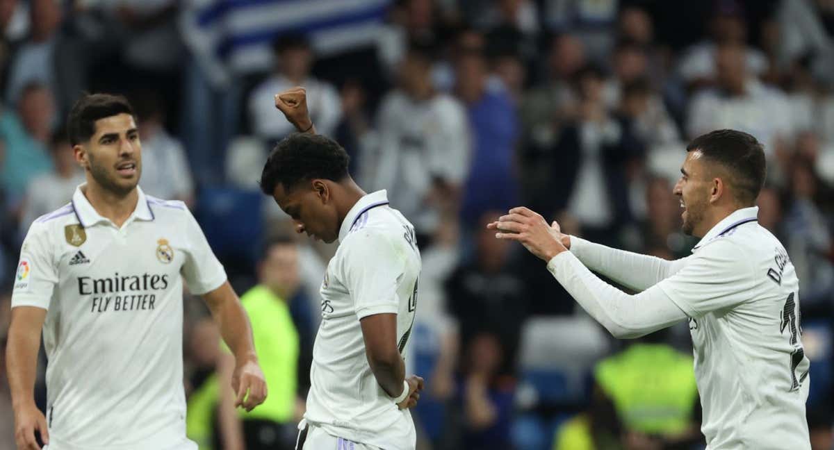 Rodrygo celebra con el gesto del Black Power su gol al Rayo. /EFE