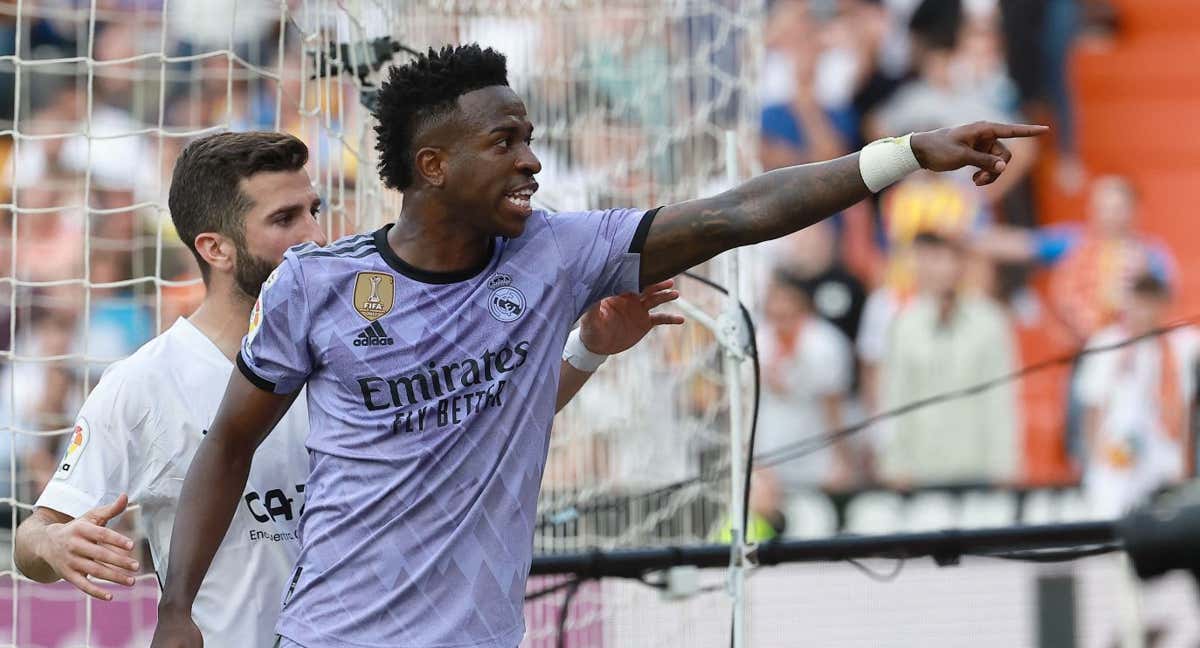 Vinicius señala al aficionado que le profirió insultos racistas desde la grada de Mestalla. /