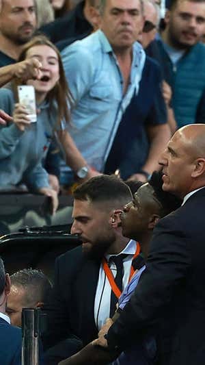 Momento en el que el Valencia sale de Mestalla. Efe
