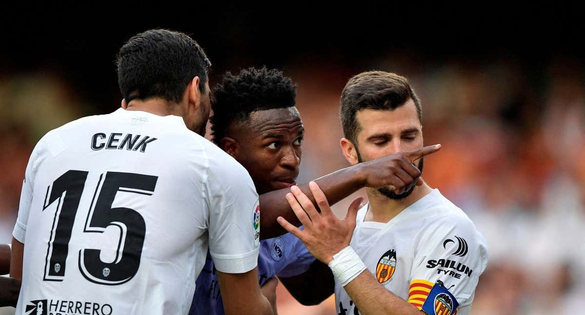 Vinicius frenado por Gayá y Cenk en Mestalla. /Reuters